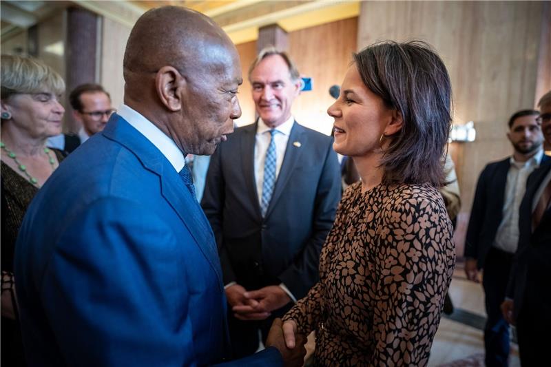 Annalena Baerbock wird von Houstons Bürgermeister Sylvester Turner empfangen. Im Hintergrund: Leipzigs Oberbürgermeister Burkhard Jung.