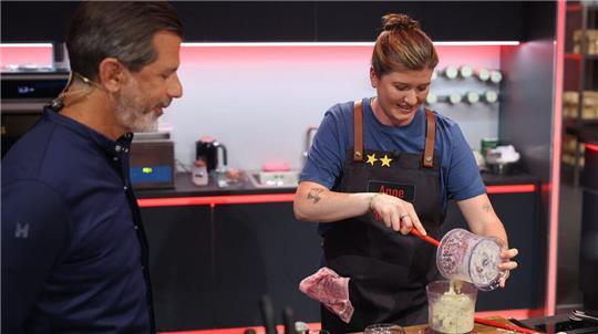 Anne Brandes kocht den entscheidenden Löffel vor dem Halbfinale. Drei-Sterne-Koch Andreas Caminada schaute der Cuxhavenerin dabei über die Schulter. 