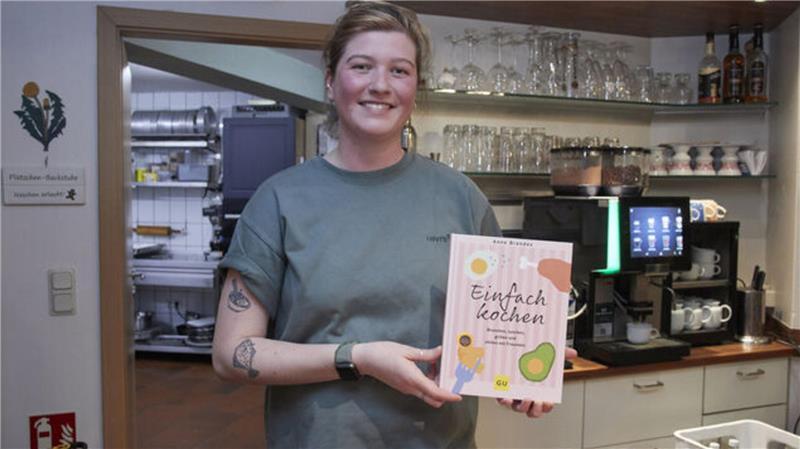 Anne Brandes mit einem Exemplar ihres Kochbuch-Debüts "Einfach kochen".