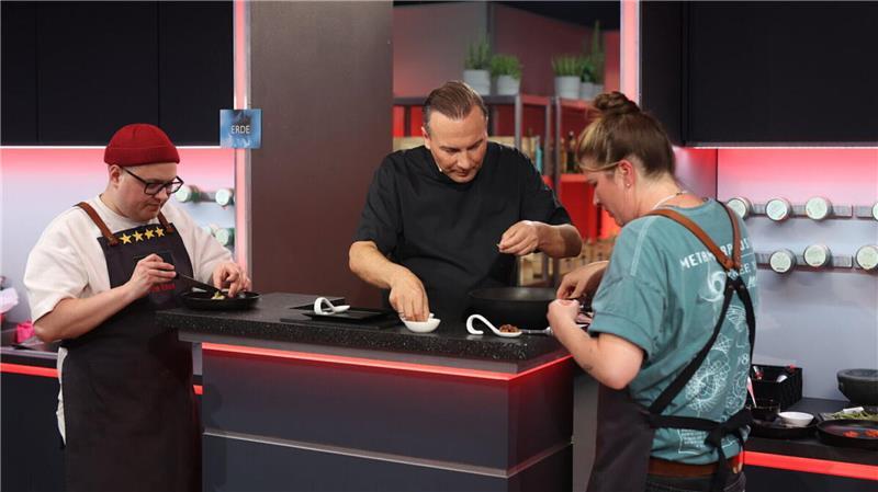 Anne Brandes richtet gemeinsam mit Coach Tim Raue ihren Löffel an – ihre Kreation hatte geschmacklich einiges zu bieten.