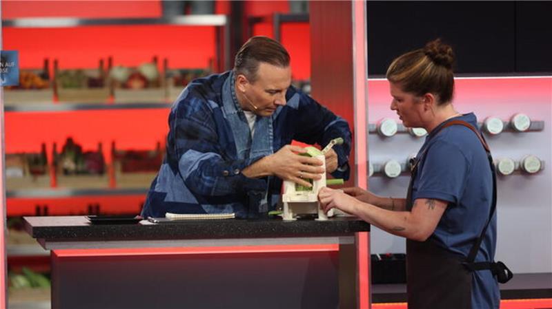 „The Taste“: Scheitert Anne an der Aufgabe von Sternekoch Andreas Caminada? Anne Brandes richtet gemeinsam mit Coach Tim Raue ihren Löffel an.