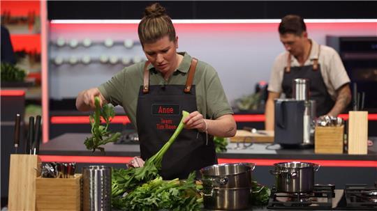 Anne Brandes und der Staudensellerie als Star auf dem Löffel.