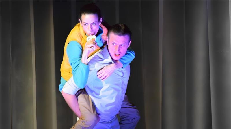 Anne Diemer übernimmt im Stück mehrere Rollen. Jetzt gerade trägt ihr Bühnenvater Björn Diemel sie als Tochter Emilie huckepack.