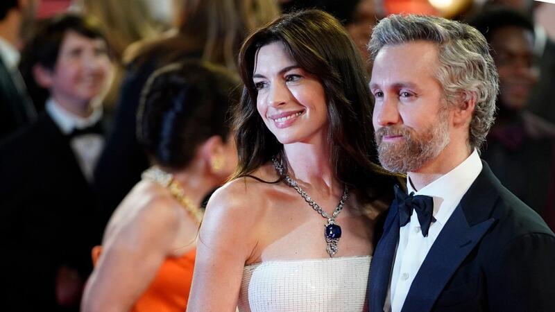 Anne Hathaway schaut ihren Mann gerne einfach nur an Anne Hathaway kann ihren Mann Adam Shulman nicht für jede Idee begeistern.