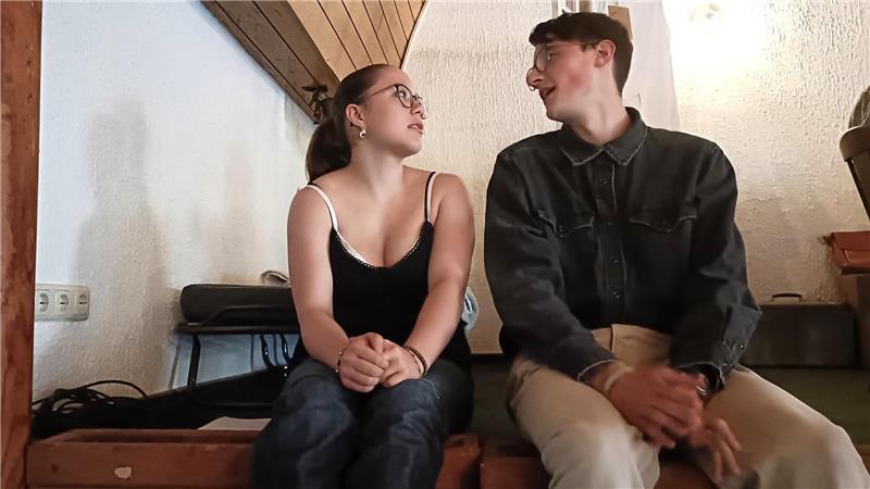 Anne (Maëlle Anselmino-Gomes) und Mitbewohner Peter (Jarik Meyer) in einem vertraulichen Gespräch.