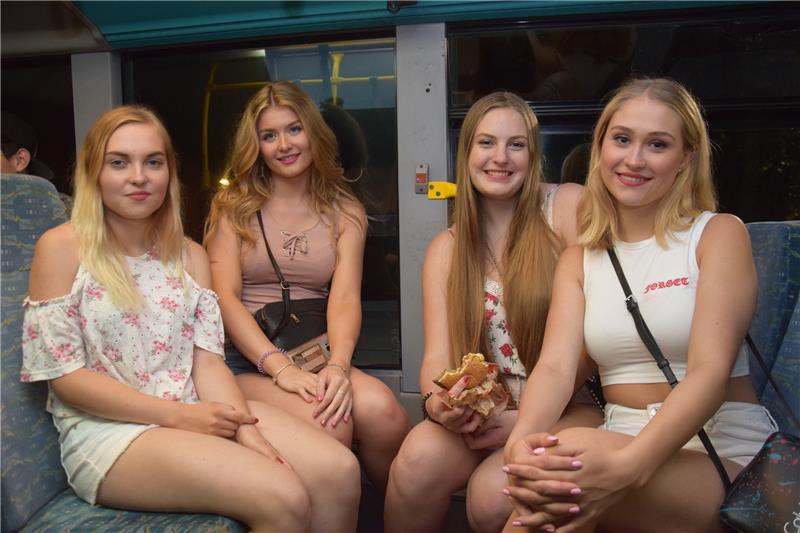 Anne-Mai, Lina, Jenna und Merle (von links) sind auf dem Weg nach Hause nach Hollenstedt. Sie fahren mit dem Discobus vom Ta-Töff in Bevern gut eineinhalb Stunden bis Buxtehude, von wo sie ein Elternteil abholt.