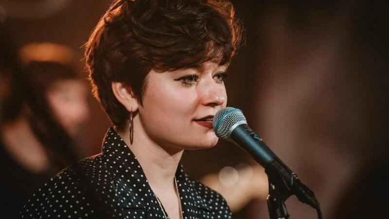 Anne-Marie Herda vom Duo Little Sunflower singt im Theater im Hinterhof in Buxtehude.