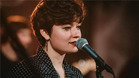 Anne-Marie Herda vom Duo Little Sunflower singt im Theater im Hinterhof in Buxtehude.