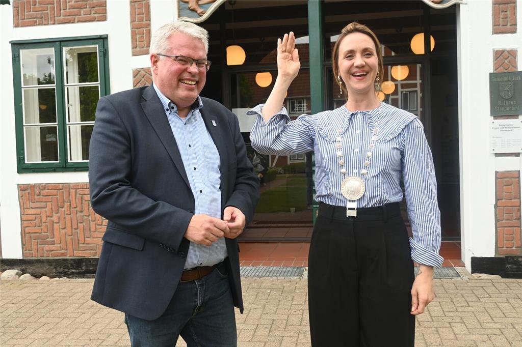 Anne Roemeth schlüpfte sofort in die Rolle des Bürgermeisters. Matthias Riel fre...