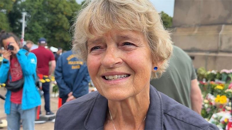 Gesichter der Trauer: So erinnern sich Norweger an Harald Anne Sandø Seierstad kommen die Tränen, als sie über den gestorbenen König spricht.