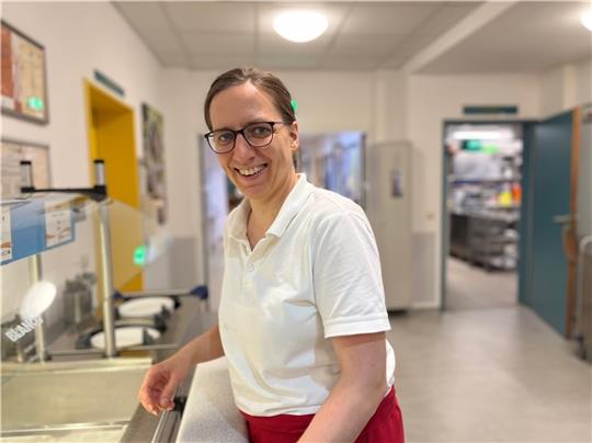 Anne Tipke packt in der Spätschicht in der Küche und am Büfett mit an. Die studierte Ökotrophologin ist seit zehn Jahren im Stader Herbergs-Team. Fotos: Klempow