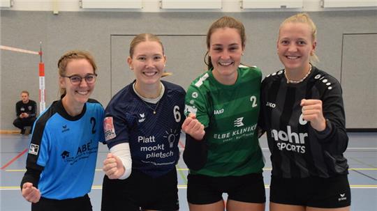 Anne Vollmers (Hagenah), Swantje Borchardt (Düdenbüttel), Svenja Donner (Essel) und Vivien Werner (Wangersen, Foto: von links) wollen mit ihren Vereinen den Klassenerhalt erreichen.