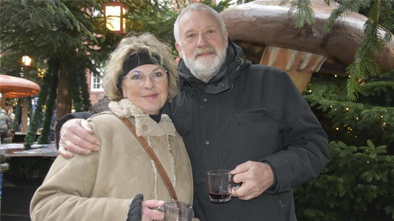 Trotz des Schmuddelwetters: Dichtes Gedränge in der Buxtehuder Altstadt Anne Wiese und Jens Hoppe lieben Weihnachtsmärkte und nutzten am Sonntag nochmal die Chance, einen zu besuchen.