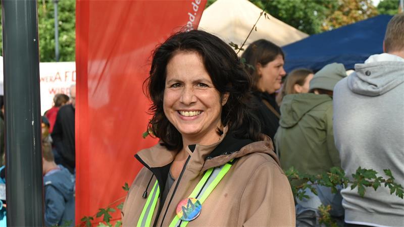„Das Kreuz gerade machen”: Proteste gegen Rechts in Hammah und Stade Anne Wolff-Meuter ist Mitinitiatorin des Bündnisses „Hammah gegen Rechts” und hat den Protest gegen den AfD-Stand organisiert.