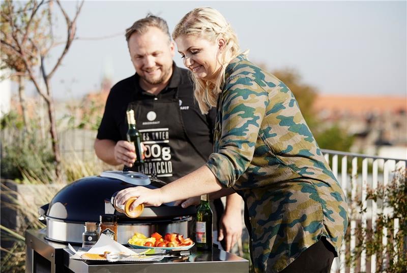 Anne und Stefan Lemcke grillen selbst gern – natürlich würzen sie ihr Grillgut mit den eigenen Gewürzmischungen. Fotos Ankerherz
