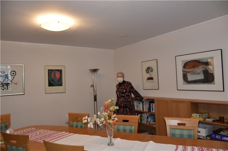 Annegret Cord freut sich über die Artothek-Bilder im Gemeinschaftsraum. Foto: Felsch