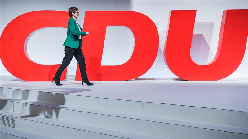 Bilanz des Bundesparteitags der CDU: Hamburg ist ein guter Gastgeber Annegret Kramp-Karrenbauer, Bundesvorsitzende der CDU, geht beim CDU-Bundesparteitag auf die Bühne. Foto: Rainer Jensen/dpa