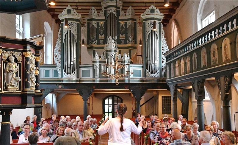 Annegret Schönbeck gibt Einblick in die Orgelschätze der Region. Foto: Christoph Schönbeck