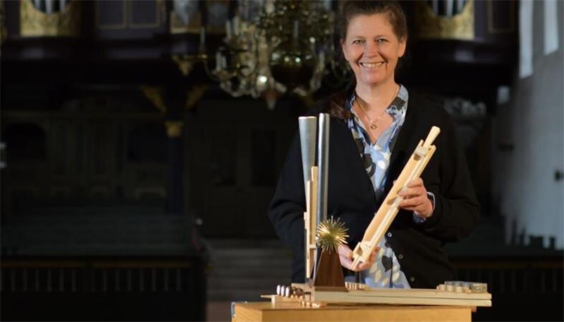 So funktioniert eine Orgel: Annegret Schönbeck zu Gast im Frauenkreis Annegret Schönbeck von der Orgelakademie Stade zeigt ihre „Orgel im Koffer“.