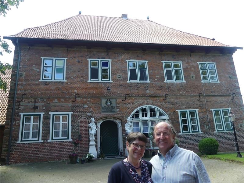 Annegret und Hans-Otto Ehlers leben seit 1984 in der Esteburg, haben hier drei Kinder groß gezogen und das unter Denkmalschutz stehende Gebäude mit viel Engagement und aus eigenen Mitteln Stück für Stück restauriert. Annegret Ehlers hat hie