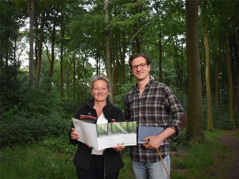Annekatrin Mensching von der Landwirtschaftskammer Niedersachsen und Waldbesitzer Benedikt von Düring planen einen Ruheforst am Thekla-von-Düring-Weg in Nottensdorf. Foto: TAGEBLATT-Archiv/Vasel