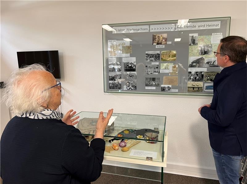 Das bietet der Advent im Goldap-Museum Annelies Trucewitz zeigt Landrat Kai Seefried die Ausstellung im Patenschaftsmuseum. Foto: Landkreis Stade / Daniel Beneke