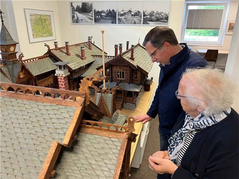 Das bietet der Advent im Goldap-Museum Annelies Trucewitz zeigt Landrat Kai Seefried die Ausstellung im Patenschaftsmuseum. Foto: Landkreis Stade / Daniel Beneke