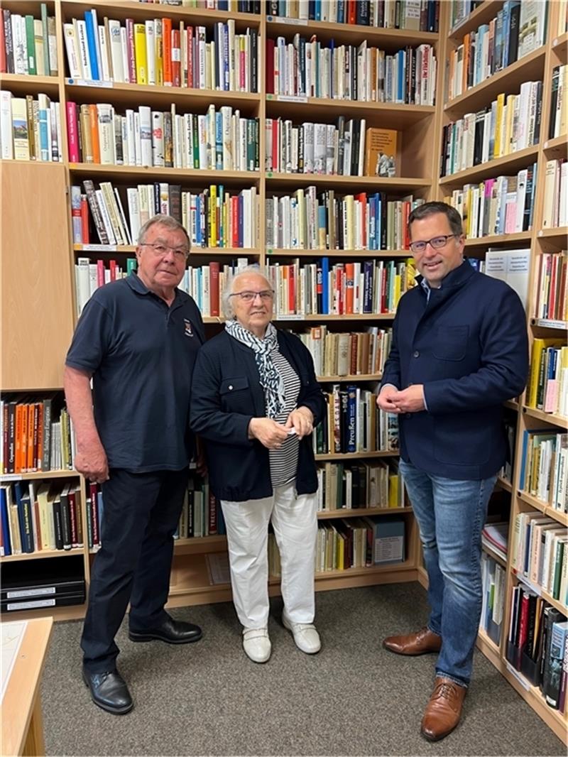 Das bietet der Advent im Goldap-Museum Annelies und Gerhard Trucewitz mit Landrat Kai Seefried in der Bibliothek des Museums. Foto: Landkreis Stade / Daniel Beneke
