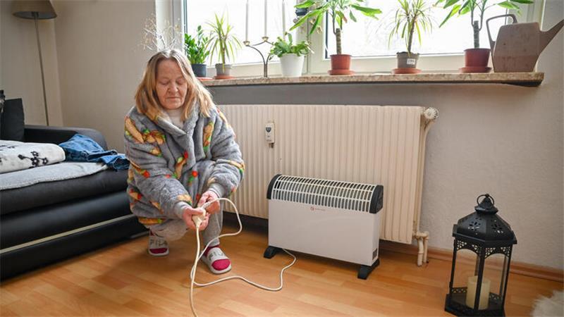 Anneliese Wittschen (64) hält es in der Wohnung nur mit einem dicken Mantel aus. Das ist aber nicht ihr einziges Problem.