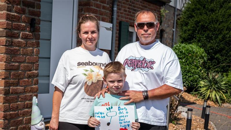 Annett und Dirk Conrad mit ihrem siebenjährigen Sohn Killien gehören zu den Einwohnern der evakuierten Ortschaft Gey. Sie sind zurückgekehrt. 