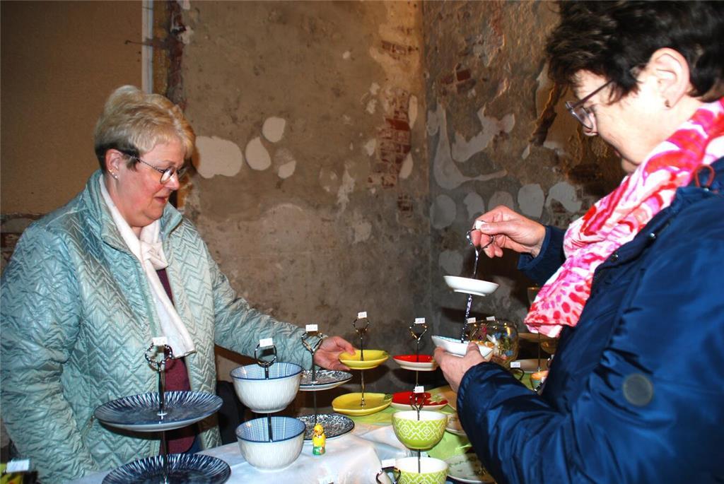 Annette Harms interessiert sich für die selbstgemachten Etageren aus Porzellan-T...