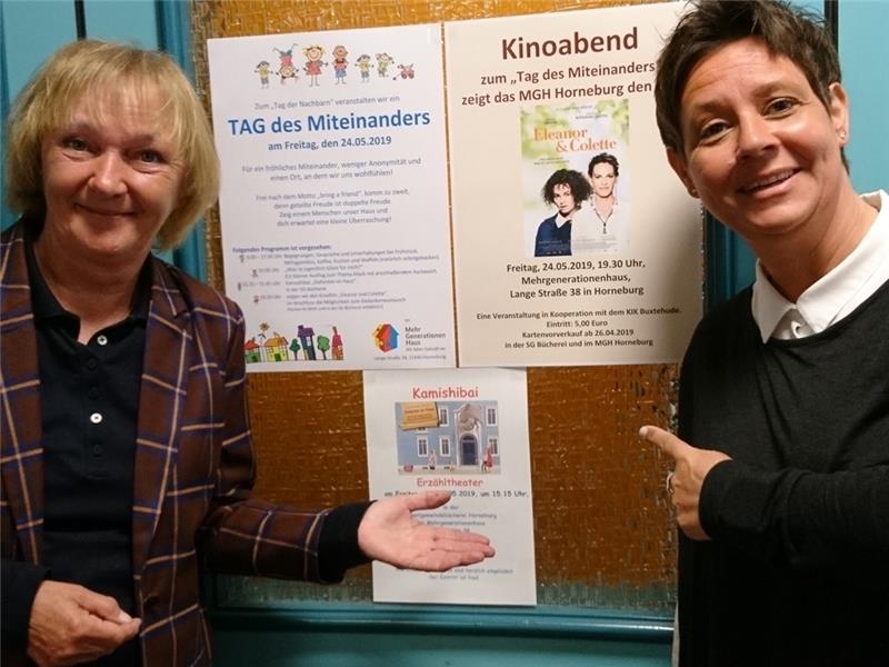 Annette Kokott (Bücherei) und Daniela Subei (Mehrgenerationenhaus) laden zum „Tag des Miteinanders“ im Burgmannshof in Horneburg ein.