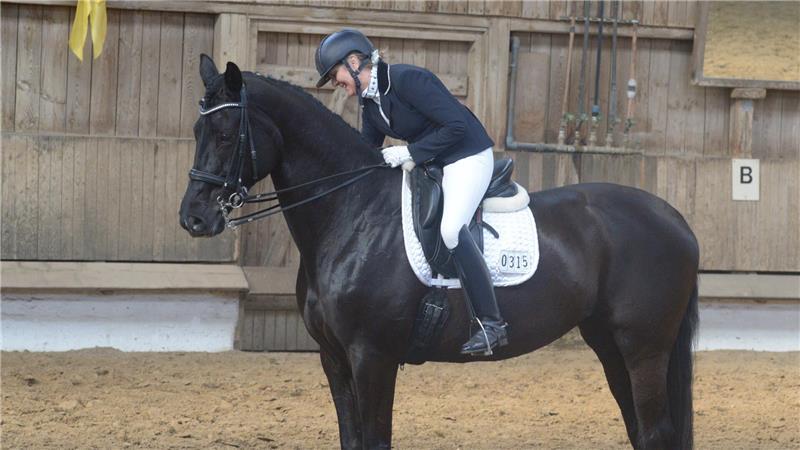 Annette Lepenies aus Deinste ritt als Lokalmatadorin mit der selbst gezogenen Stute Valentina auf Platz 7 in der schwersten Dressurprüfung des Turniers.