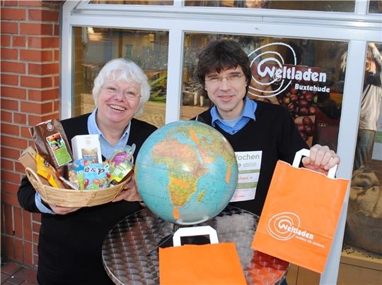 Annette Lüders und Burkhard Herbers werben vor dem Weltladen am Petri-Platz in Buxtehude für die Kampagne „Sieben Wochen ohne Ausbeutung von Menschen, Umwelt und Ressourcen“ . Foto Vasel