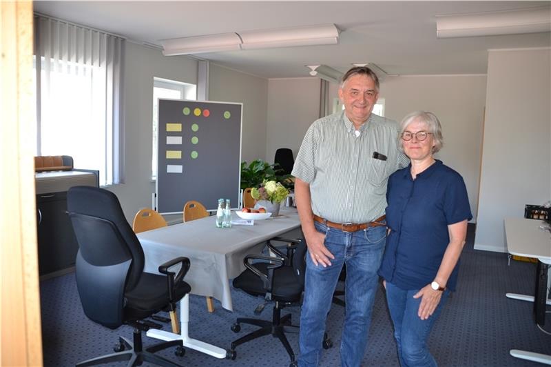 Zunächst in der Sparkasse: Coworking in Oederquart startet im Oktober Annette und Jörg Oldenburg im vorübergehenden Coworking-Space Oederquart in der ehemaligen Kreissparkassenfiliale. Foto: Helfferich.