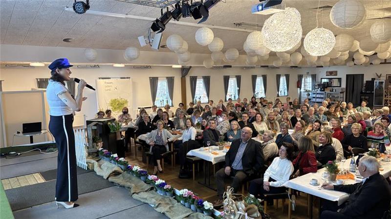 Chutney statt Sülze: So tickt die moderne Power-Landfrau Annie Heger begeisterte mit ihrem Auftritt bei der Neujahrsbegegnung der Harsefelder Landfrauen in der voll besetzten Festhalle.