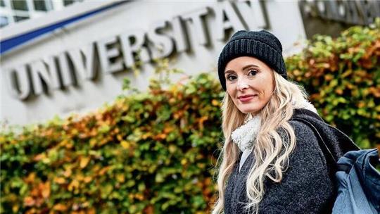 Annika Bölke, Medizinstudentin an der Carl von Ossietzky Universität Oldenburg, steht auf dem Campus Haarentor. Die ehemalige Hauptschülerin hat das Medizinstudium nach der sogenannten Landarztquote angetreten.