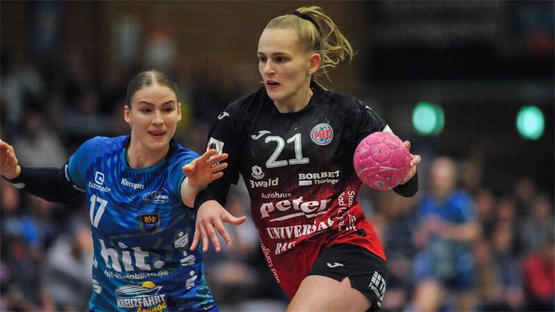 Annika Lott (rechts), hier im Duell mit BSV-Handballerin Charlotte Kähr, spielte vier Jahre für Buxtehude.