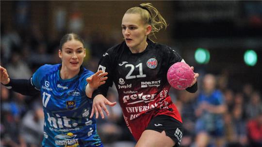 Annika Lott (rechts), hier im Duell mit BSV-Handballerin Charlotte Kähr, spielte vier Jahre für Buxtehude.