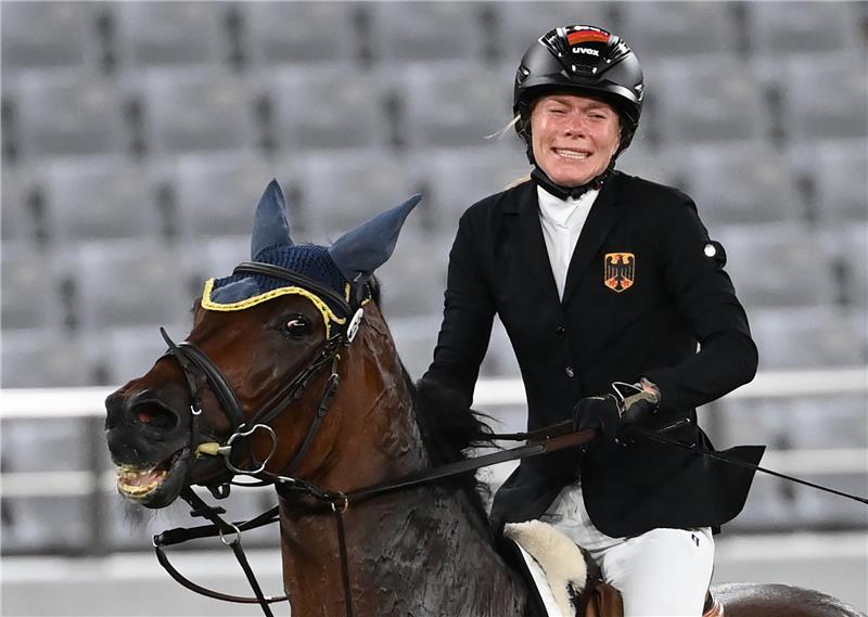 Annika Schleu aus Deutschland nach ihrer Disqualifikation. Ihr Pferd hatte mehrmals den Sprung verweigert. Foto: Marijan Murat/dpa