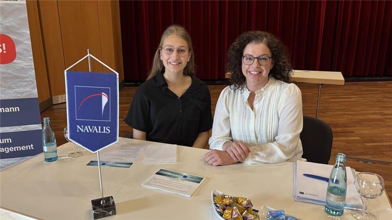 Annika Westphal (rechts) von der Firma Navalis Shipping aus Oldendorf kam mit der Auszubildenden Kaja Elfers zum Speeddating und führte um die 20 Gespräche mit jungen Leuten.
