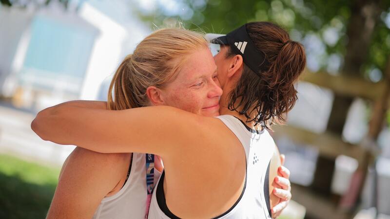 Wieder Reit-Drama statt Happy End im Olympia-Fünfkampf Annika Zillekens (l) und Rebecca Langrehr trösten sich nach dem Olympia-Halbfinal-Aus.