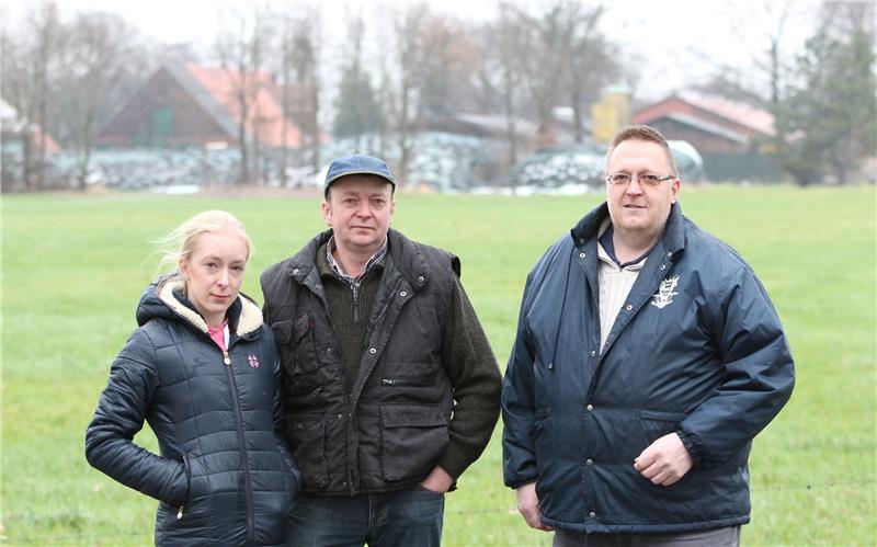 Annika und Detlef Bösch und Gastwirt Holger Jarck . Im Hintergrund der bedrohte Hof von Familie Bösch. Fotos Klempow