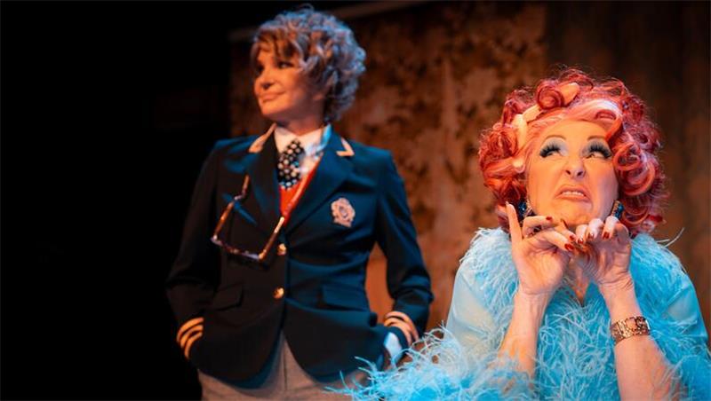 Désirée Nick und Anouschka Renzi verlegen ihren Streit auf die Bühne Anouschka Renzi und Désirée Nick als Bette Davis und Joan Crawford.