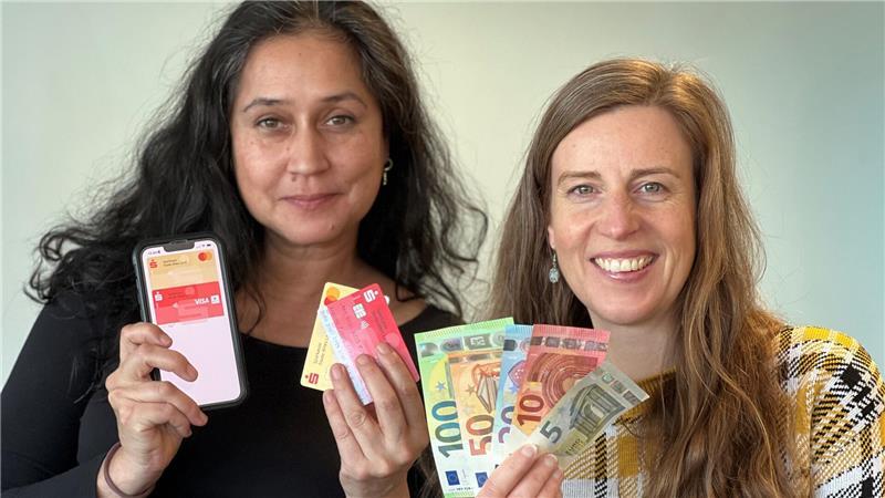 Anping Richter (links) hat eine Woche lang auf Bargeld verzichtet. Für ihre Kollegin Lena Stehr war Kartenzahlung tabu.