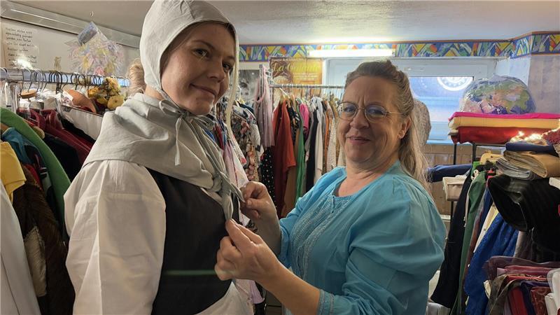 Anprobe: Denise Volkens spielt bei der Oste-Saga die „Anna aus Blumenthal“. Angela Gottschalk hat das Kostüm genäht.