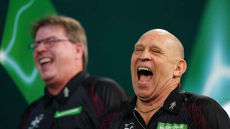 Rente für Reibeisenstimme: Darts-Ansager Bray macht Schluss Ansager Russ Bray (r) war über Jahrzehnte die Stimme des Darts-Sports.