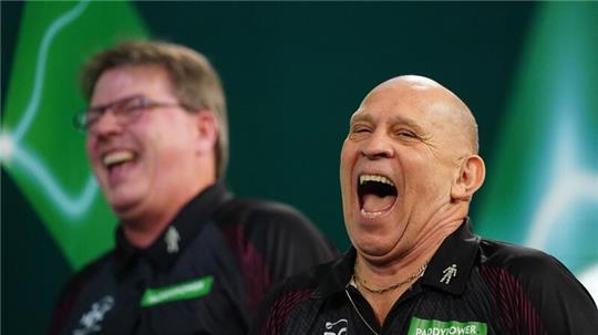 Ansager Russ Bray (r) war über Jahrzehnte die Stimme des Darts-Sports.
