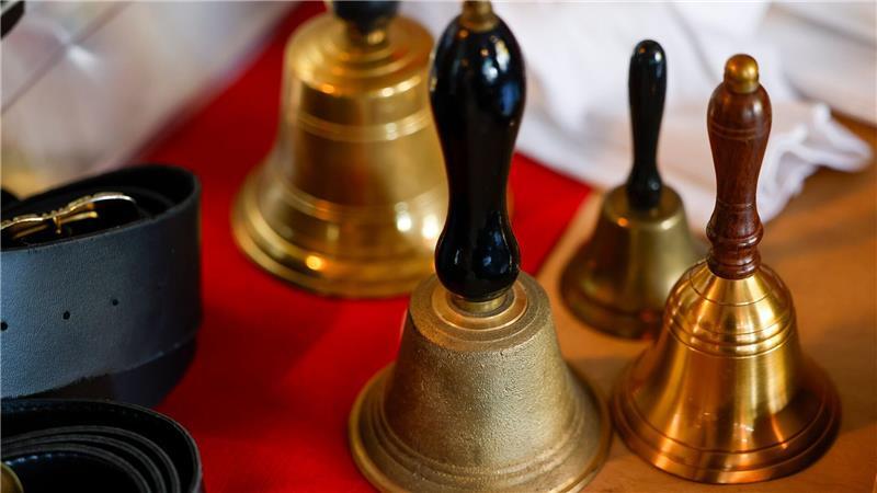 Die Ho-Ho-Hochschule: Hier werden Weihnachtsmänner gemacht Anschauungsmaterial Glocken: Ein Auftritt als Weihnachtsmann will gut vorbereitet sein.