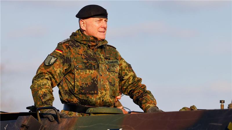 Anschließend fuhr Oberst Axel Schneider mit einem Transportpanzer symbolisch in den Ruhestand.